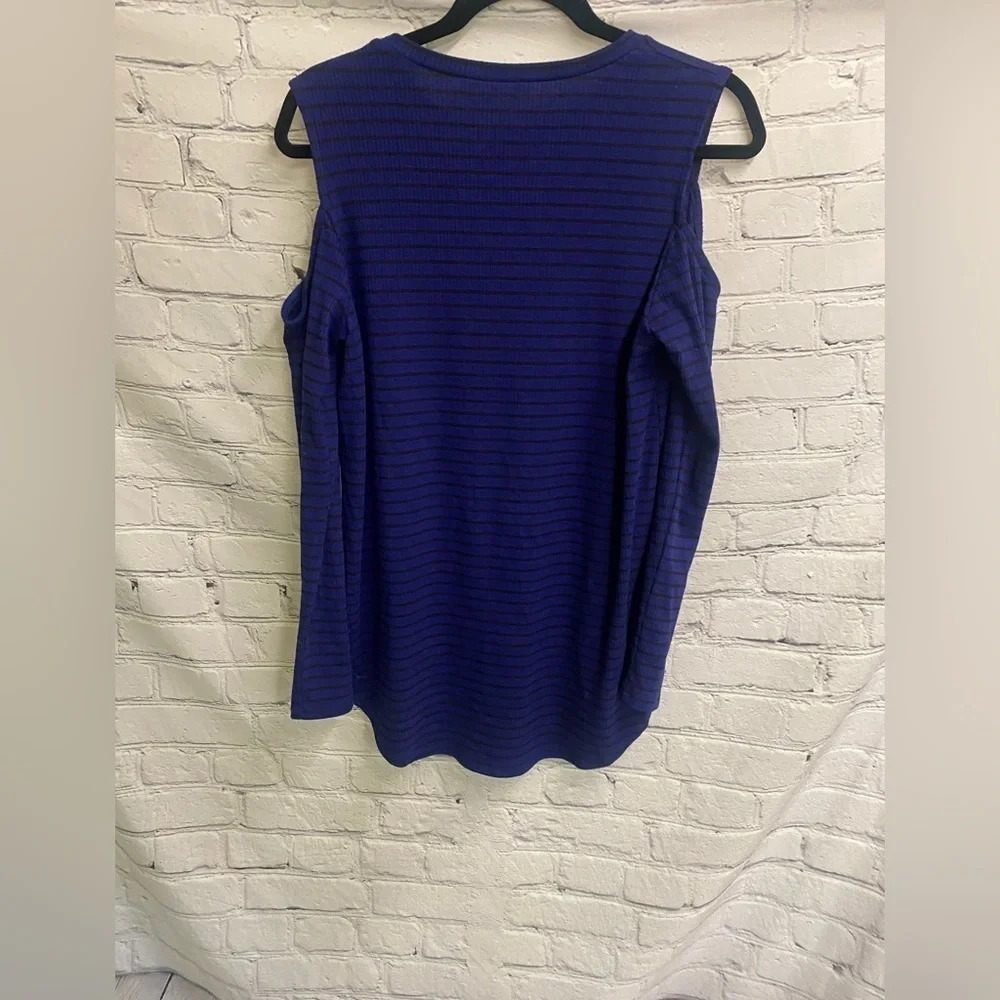 5/$20 Women’s Apt. 9 Long Sleeve Striped Shoulder Cut Out Shirt M Blue Black - Picture 6 of 6